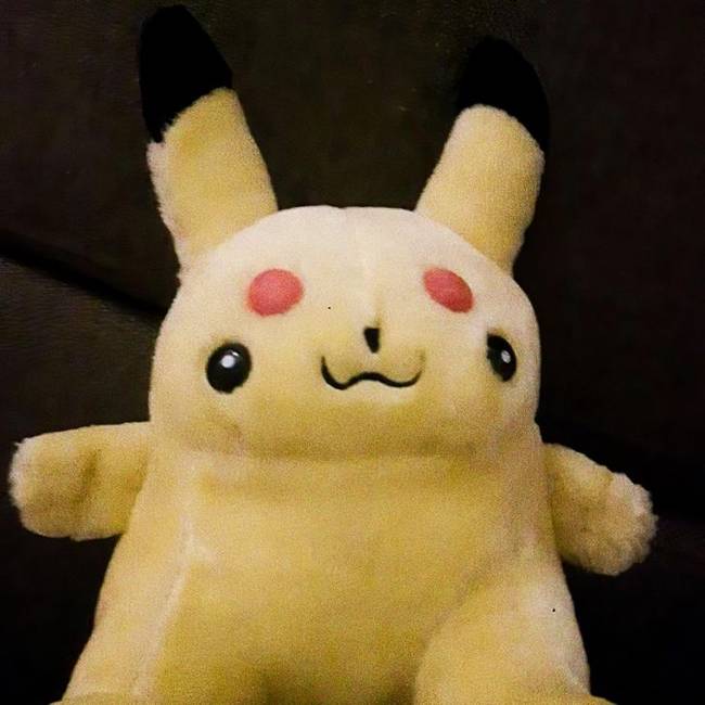 Ennek a Pikachunak felcserélték a szemeit és a piros foltokat az arcán.