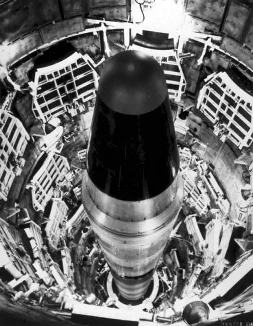 A Titan II rakétasiló belsejében.