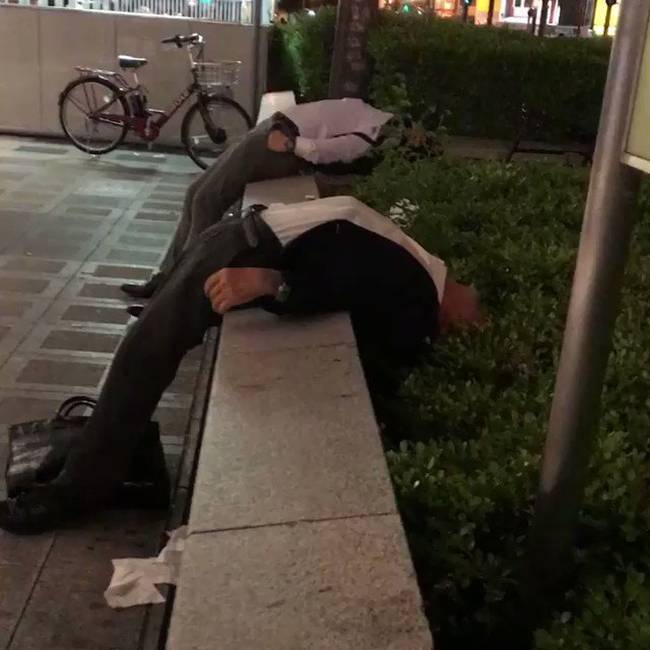Kimerült japán munkások egy nehéz nap után.