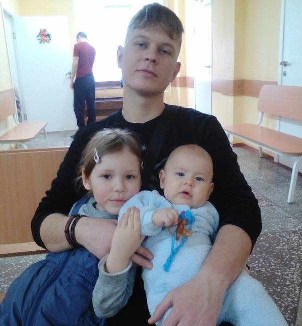 „Ebben az évben a lányom első osztályos lett. Amikor bementem a lányomhoz, az igazgató meglátott a folyosón, és megkért, hogy segítsek az „osztálytársaimnak” széket pakolni az aulában. Majdnem 30 éves vagyok.”