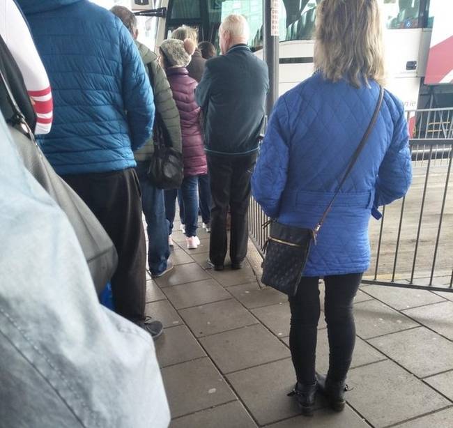 Megvannak azok az emberek, akik így beállnak a sorban álló emberek mellé, hogy szépen lassan gyanútlanul befurakodják magukat valahova?!
