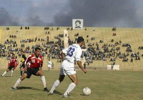 2003-ban Amerika már javában bombázta Irakot, amikor az emberek még mindig focimeccsekre jártak a stadionokba.