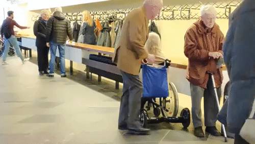Ötletes módja ez a hoverboard használatának.