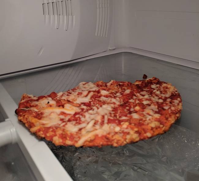 „Így teszi be a pizzát a férjem a hűtőbe."