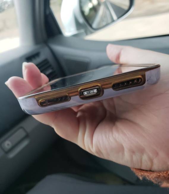„A feleségem töltője eltört, és egy része benne maradt a telefonban."