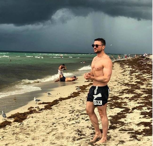 Még ez az izmos orosz híresség sem vonzza annyira a figyelmet, mint a háttérben nyaralási fotót készítő srácok.