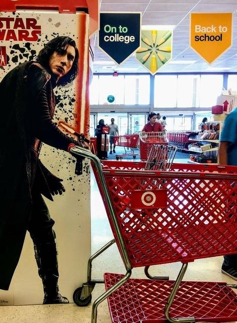 Még maga Kylo Ren is támogatja a tanévkezdés előtti nagy bevásárlást.