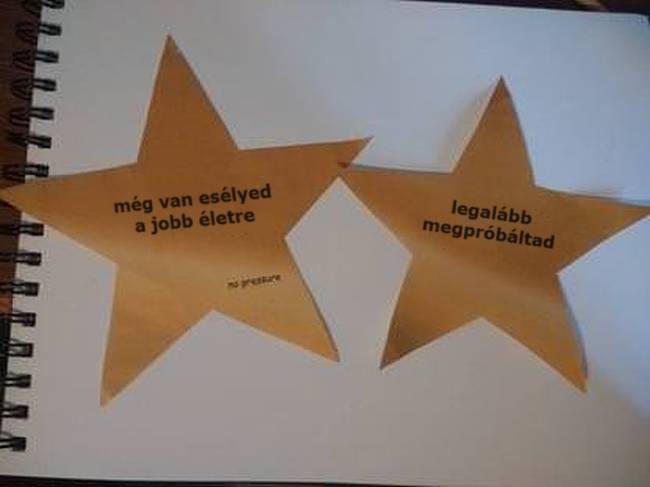 „A bal oldali csillagot akkor kaptam a húgomtól, amikor befejeztem a középiskolát, a jobboldalit akkor, amikor az egyetemet."