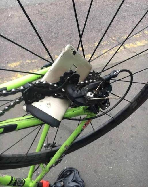 Még egy jó ok, hogy ne telefonáljunk vezetés közben. Még akkor se, ha egy kerékpárt vezetünk.
