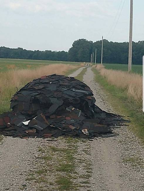 Úgy döntöttek, hogy a régi tetőcserepek legjobb helye az út mellett lesz.