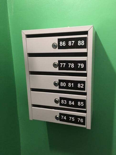 15 család lakik ebben a házban, de ahelyett, hogy 15 postaládára költöttek volna, inkább megtanultak osztozkodni.