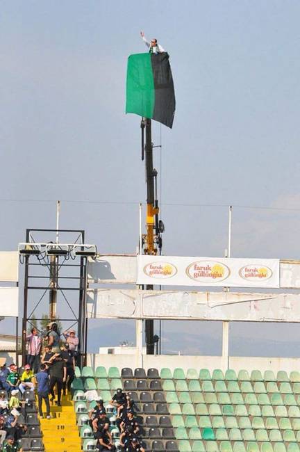 Ezt a tősgyökeres foci drukkert kitiltották a stadionból egy részegen elkövetett verekedés miatt, ezért kibérelt egy darut, hogy így szurkolhasson kedvenc csapatának.