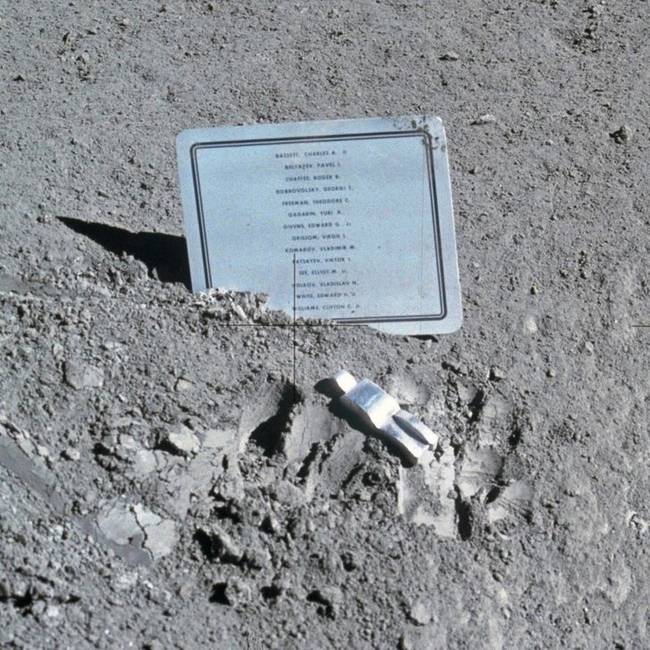 A Holdon van egy emlékmű az űrhajósok nevével, akik meghódították a világűrt, de többé soha nem tudtak visszatérni a Földre.
