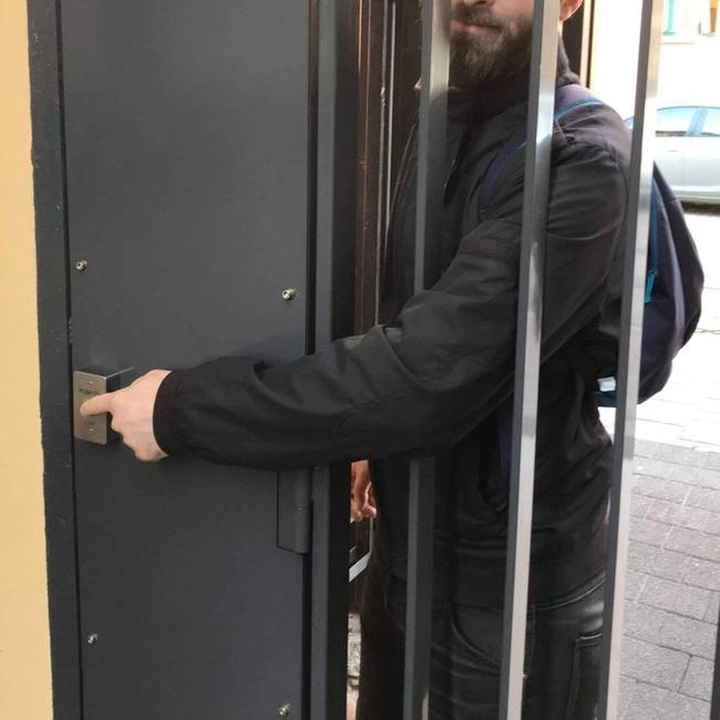 „Ennyiből tart kinyitni a háztömbünk új számzáras kiskapuját."