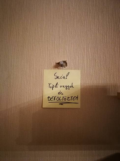 „A szomszéd valami szép dolgot fúrhatott fel a falra."