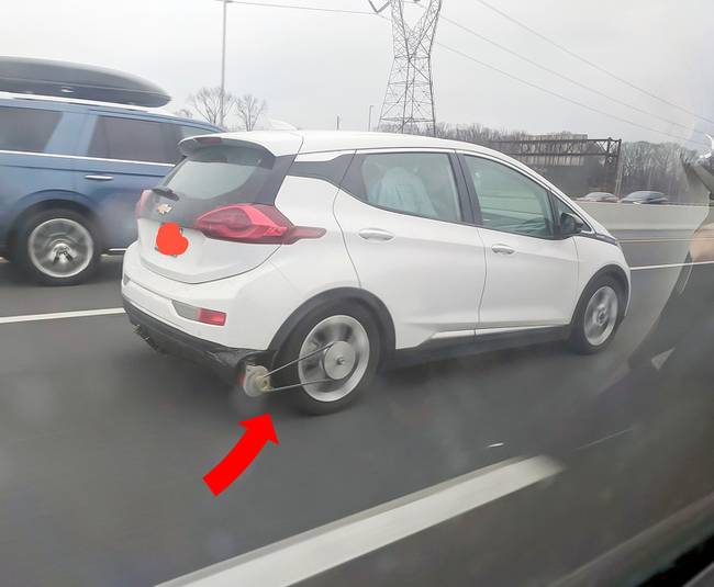 „Miért van összekötve a kocsi lökhárítója a hátsó kerékkel?"