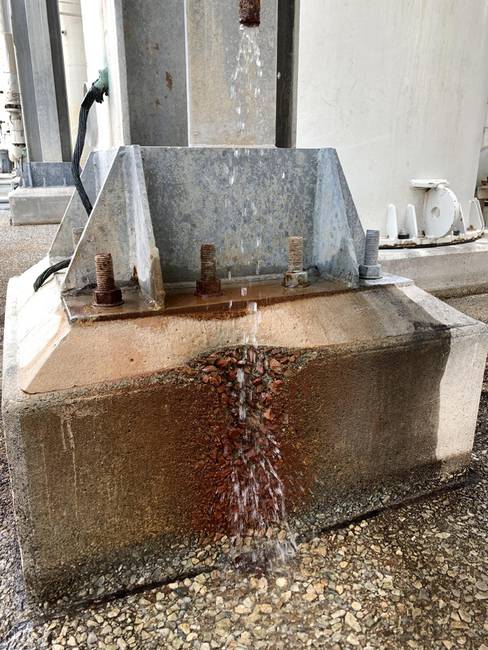 A meleg víz már hosszú évek óta csurog erre a beton tömbre.