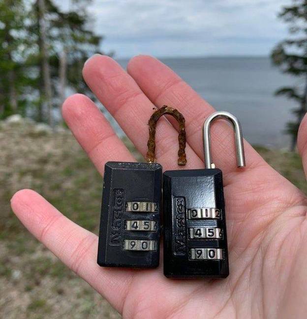Az egyik lakat másfél évig a tengerparton volt kiakasztva és a sós levegő teljesen tönkretette.