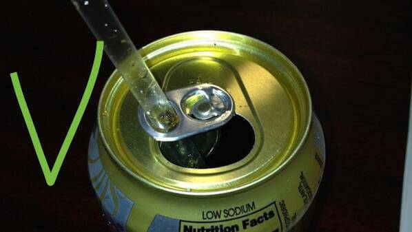 Az üdítős dobozok nyitófülén található lyuk segít megakadályozni, hogy a buborékok kilökjék a szívószálunkat a dobozból.