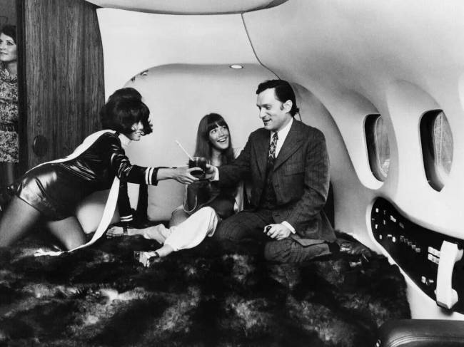 Hugh Hefner Barbara Benton színésznővel a Playboy "Big Bunny" nevű repülőgépén.