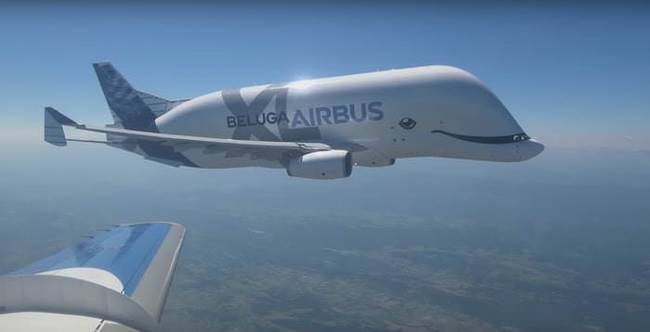 A világ egyik legnagyobb teherszállító repülőgépe, az új Airbus Beluga XL repülés közben.