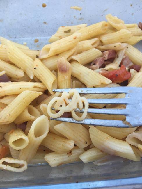 „Találtam egy darab bicikli-alakú tésztát a penne tésztámban."