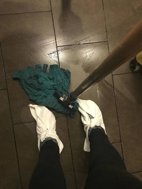 „Soha többé nem maradnak lábnyomok felmosás után."