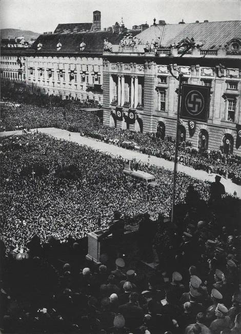 Osztrák polgárok gyülekeznek a Heldenplatzon, hogy meghallgassák Hitler bejelentését az annexióról.