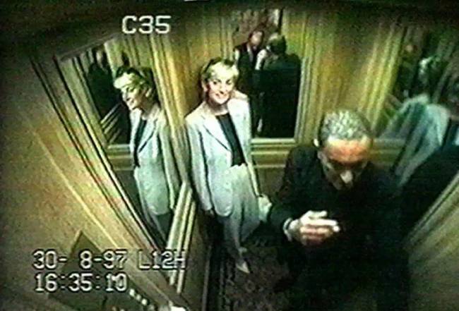 Diana és Dodi a párizsi Ritz hotel biztonsági kamerájának felvételén, mindössze néhány órával a katasztrófa előtt.