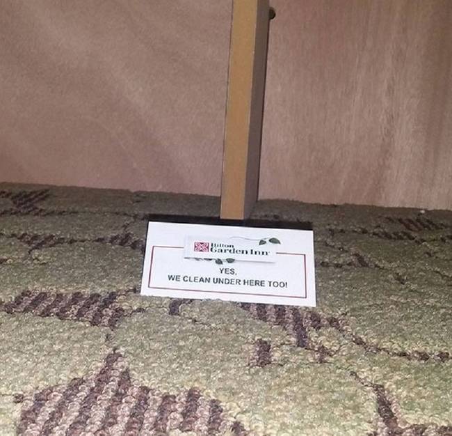„Igen, itt is kitakarítottunk!" - mondja ez az ágy alatt elhelyezett ötletes kis cetli a Hilton Hotelben.