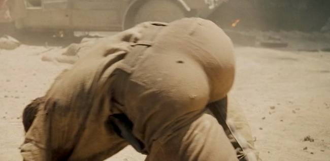 „Nem akarok senkit se felzaklatni, de szinte biztos, hogy Tom Cruise műsegget használt a Valkűr című film alábbi jelenetében. (5:12)"