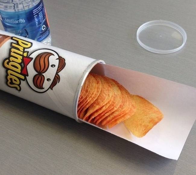 Egy papírlap segítségével könnyen orvosolhatjuk a Pringles csipszek doboza okozta problémát.