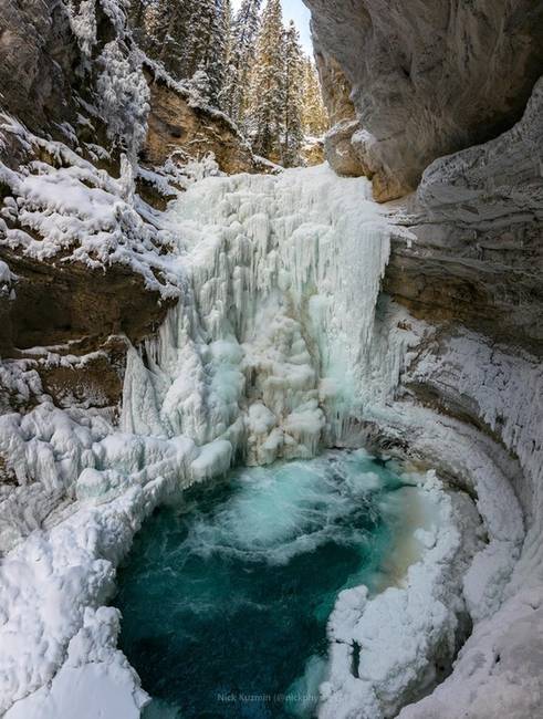 Megfagyott vízesés a Banff Nemzeti Parkban, Kanadában.