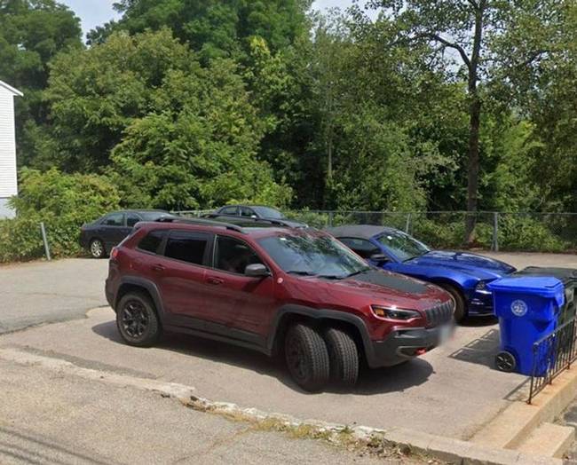 „Találtam egy ritka, dupla elsőkerék-meghajtású terepjárót. Biztos nagy motor van benne."