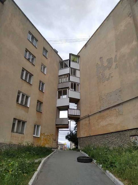 Ilyen architektúra mellett a lakosoknak akaratlanul is össze kell barátkozniuk az erkélyszomszédaikkal.