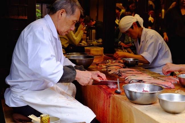 Japánban nagyon gyakori, hogy az emberek egész életükön át egy munkahelyen dolgoznak.