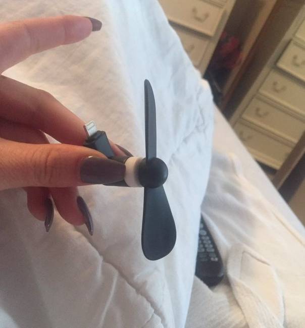 „A nővérem vásárolt egy ventilátort, amit a telefonhoz lehet csatlakoztatni és az arcába fújja a szelet szelfikészítéskor. Zseniális!”