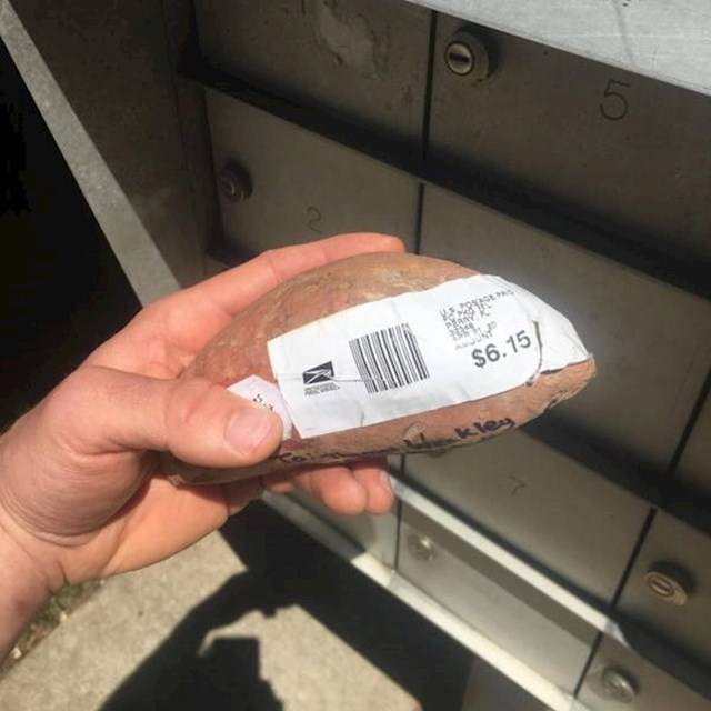 „A munkahelyi kollégám egy követ küldött nekem postán. Nem tudom, miért."