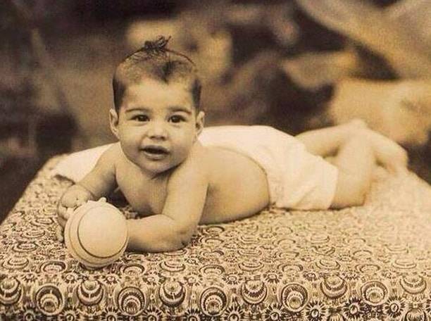 Freddie Mercury, vagy eredeti nevén Farrokh Bulsara, születése után nem sokkal, 1946-ban.