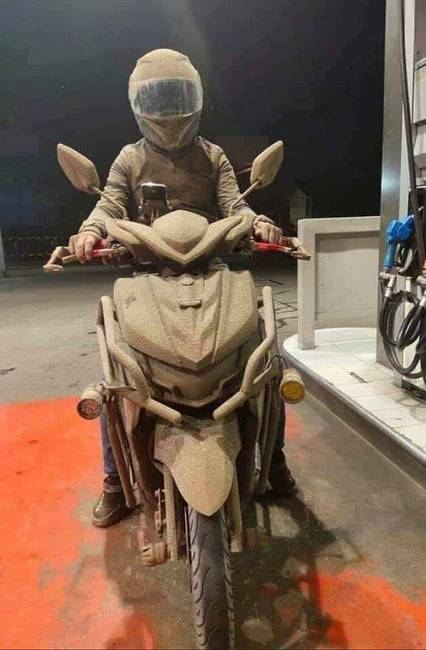 Motorral menekült egy éppen kitörő vulkán elől.