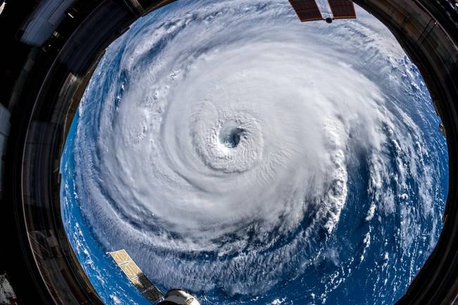 A tomboló Florence hurrikán az űrből nézve.