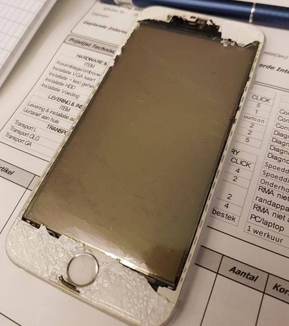 Az ügyfél ezzel az iPhone-nnal érkezett. Betört a képernyője, de gondolta, hogy ha apránként kiszedi az üvegdarabokat, akkor nem lesz zavaró.