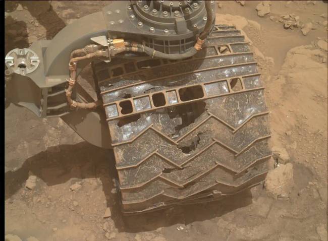 Mik ezek a furcsa kopásnyomok a Curiosity marsjáró kerekein, mikor alig 31 kilométert tett meg