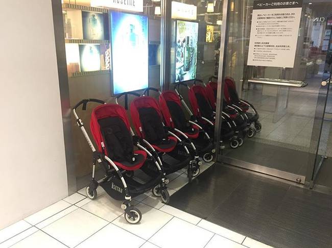 A japán bevásárlóközpontok bejáratánál gyakran vannak babakocsik kihelyezve azok számára, akik autóval és kisbabával érkeztek, de nem hoztak magukkal babakocsit.