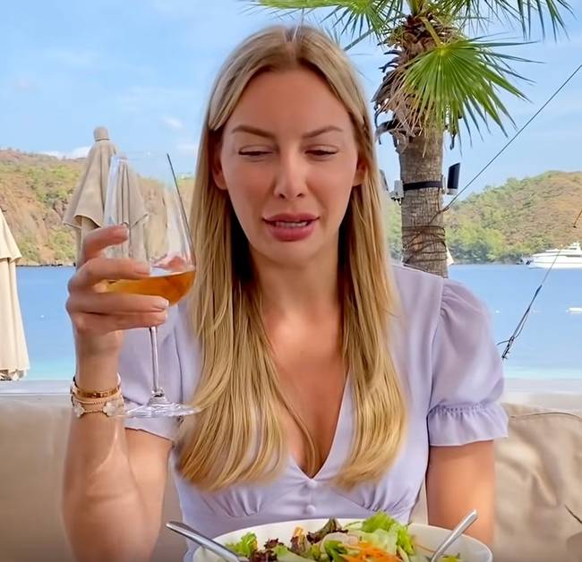 A borfogyasztásra több szabály is vonatkozik, de az első és legfontosabb, hogy a poharat mindig a száránál kell megfogni.