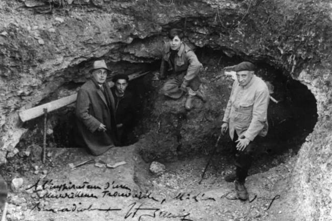 A Lascaux-barlang bejárata. A képen két tinédzser látható, tanáruk Leon Laval (balra) és kutató Henri Breuil (jobbra).
