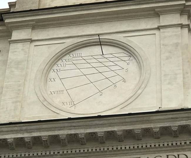 „Mi ez a furcsa geometriai alakzat ennek a római templomnak a tornyán?"