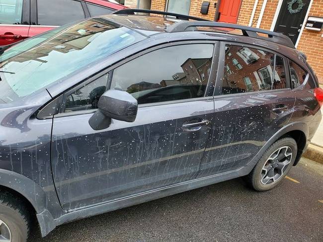 „Ha kíváncsi vagy rá, miért ilyen tiszta a vezető oldali ablak, akkor elmondhatom, hogy épp le volt húzva, amikor a mellettem elhaladó autó egy hatalmas pocsolyába hajtott. Azt is elmondhatom, ha gondolod, hogy milyen íze van a pocsolyának."
