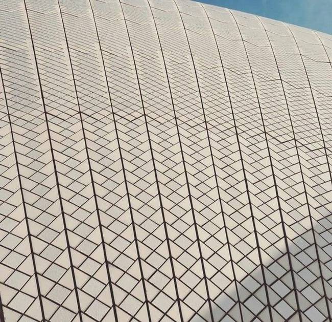 Ha esetleg nem tudnád: így néz ki a Sydney-i Operaház homlokzata közelről.