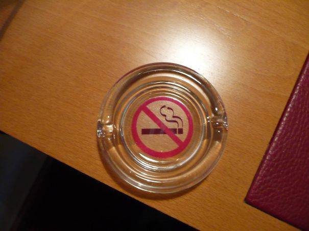 Nem dohányzó hotelszoba, hamutartóval. Ki érti ezt?!